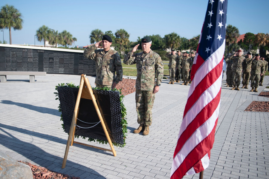 El general Iturriaga coloca una ofrenda floral en el monumento de Operaciones Especiales Firma Ussocom