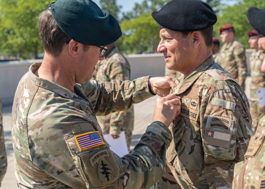 El general Iturriaga recibe las alas de salto Firma 7th Special Forces Group (Airborne) del US Army