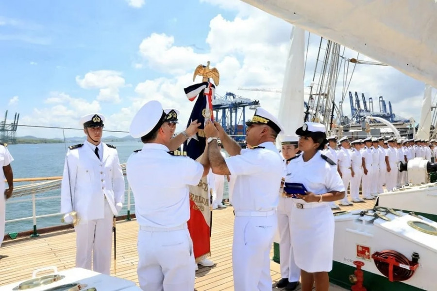 Entrega de condecoración al estandarte del buque escuela BE 43 Esmeralda de la Armada de Chile Firma Servicio Aeronaval de Panamá