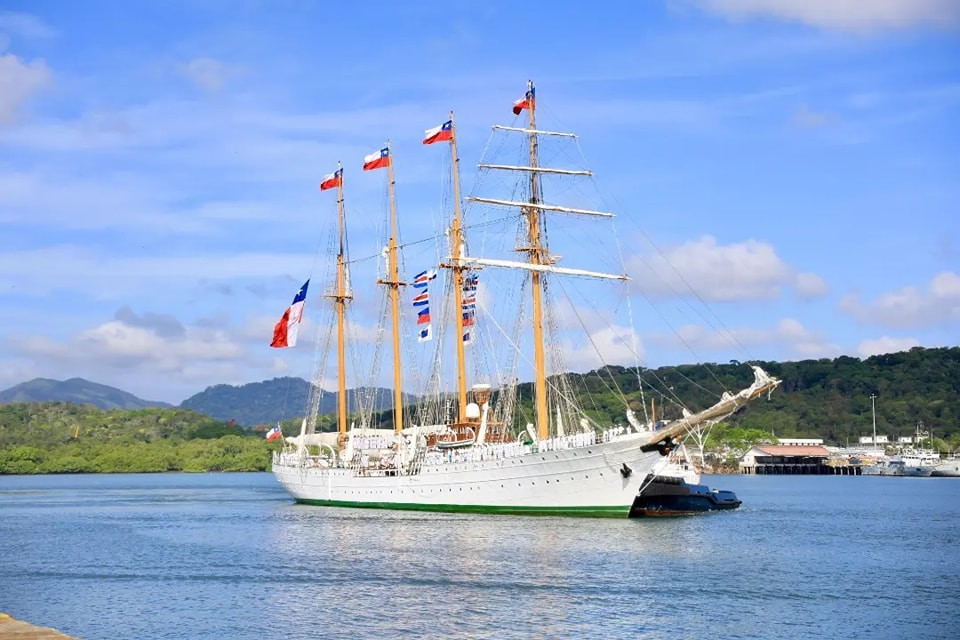 Buque escuela BE.43 Esmeralda arribando al puerto de Balboa Firma Servicio Aeronaval de Panamá