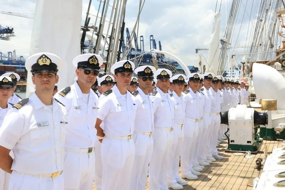 Tripulaciu00f3n del buque escuela BE 43 Esmeralda formada en cubierta durante la entrega de la condecoraciu00f3n al estandarte de la unidad Firma Servicio Aeronaval de Panamu00e1