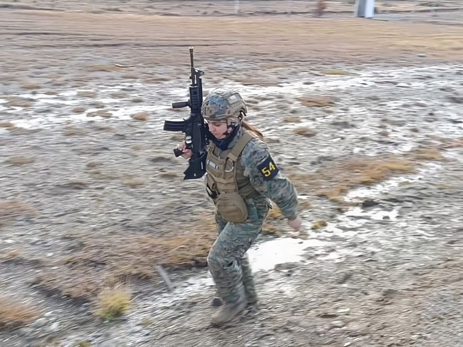 Suboficial femenina de la V Divisiu00f3n de Eju00e9rcito en la competencia Mejor Guerrero 2024 Firma Comando de Operaciones Terrestres del Eju00e9rcito de Chile