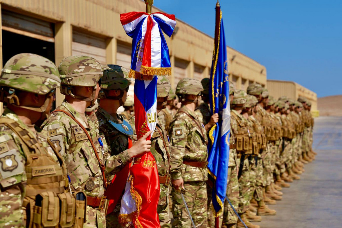 Estandarte de combate y estandarte histu00f3rico del Batallu00f3n de Infanteru00eda Blindada N27 Bulnes Firma 1 Brigada Acorazada Coraceros del Eju00e9rcito de Chile