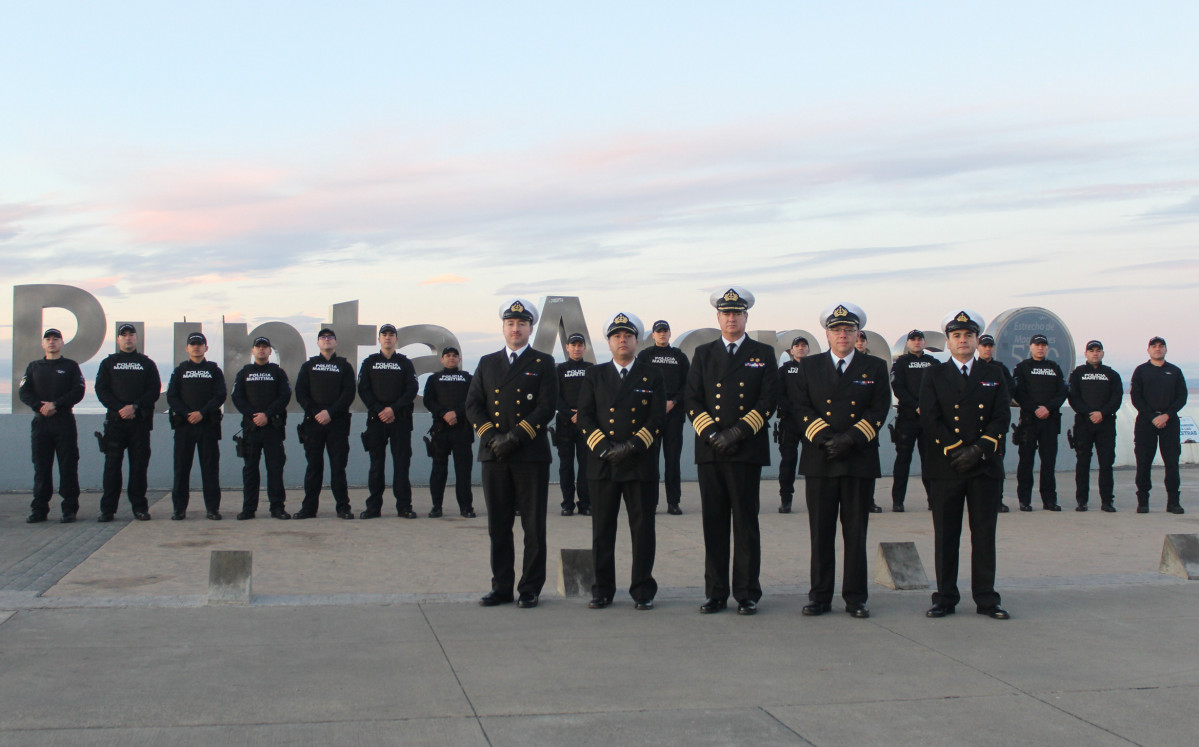 Graduados junto a oficiales de la Gobernaciu00f3n Maru00edtima y Capitanu00eda de Puerto de Punta Arenas Firma Armada de Chile