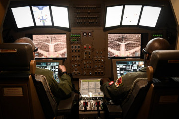 Entrenamiento en una estación de operador de reabastecimiento en vuelo (AROS) de un avión cisterna KC 46A Pegasus. Foto. USAF