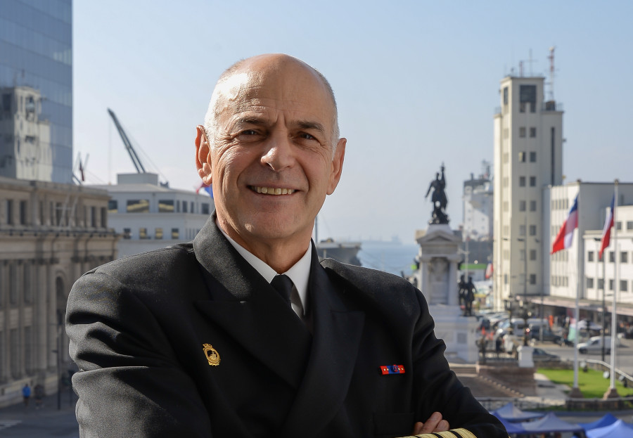 Almirante Juan Andrés De la Maza Firma Armada de Chile