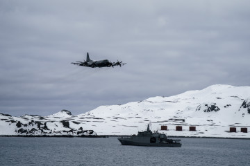 Avión P 3ACH Orion del Escuadrón VP 1 de la Aviación Naval sobrevolando al OPV 83 Marinero Fuentealba en Bahía Fildes Firma Prensa Presidencia de Chile