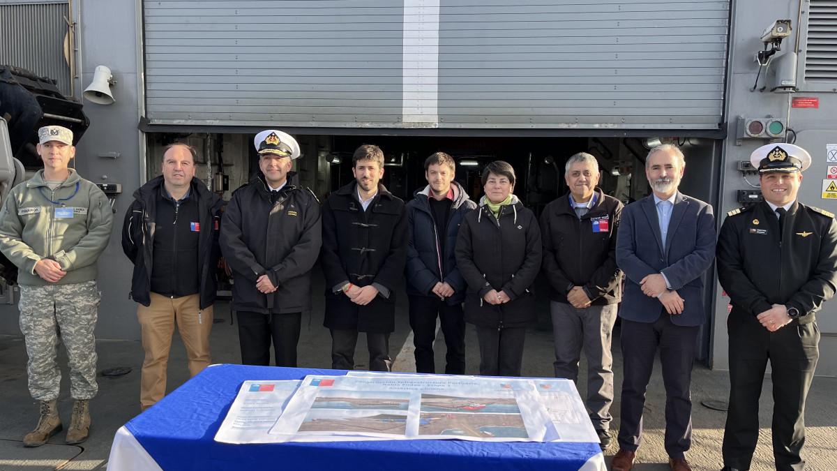 Ceremonia de anuncio de adjudicaciu00f3n del muelle de Bahu00eda Fildes en el OPV 83 Marinero Fuentealba Firma Secregob Magallanes