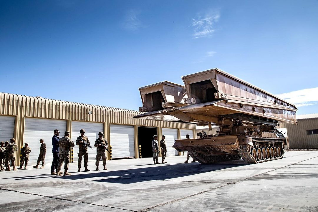 Vehículo de combate de ingenieros lanzapuente Leguan de la de Ingenieros Mecanizada Nº 7 Aconcagua de la 2ª Brigada Acorazada Cazadores Firma Subsecretaría de Defensa de Chile