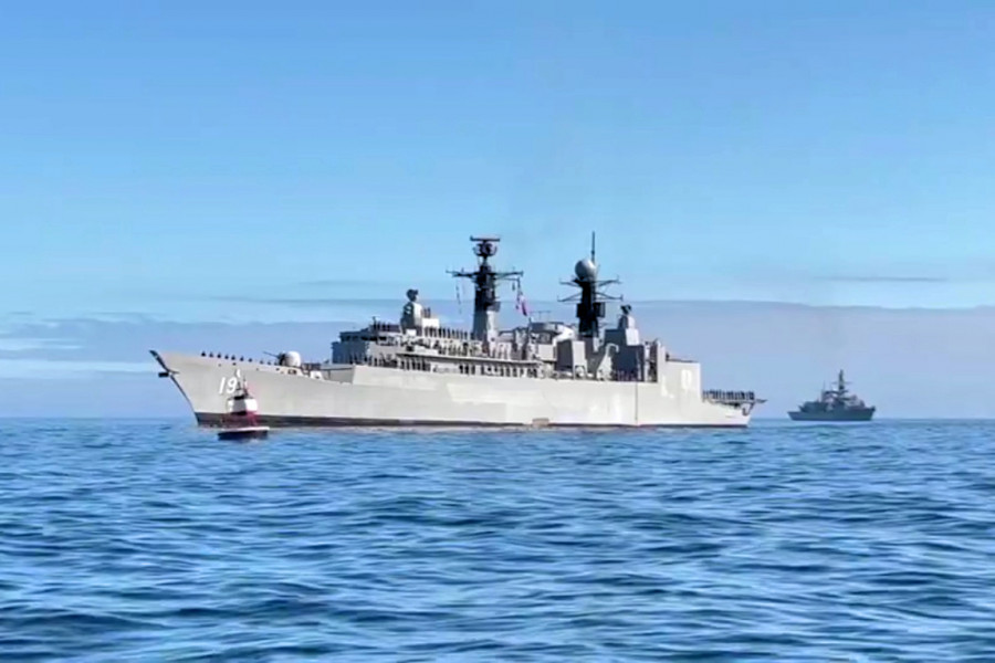 La fragata FF 19 Almirante Williams rindiendo honores a la boya Esmeralda a su arribo al puerto de Iquique Firma Armada de Chile