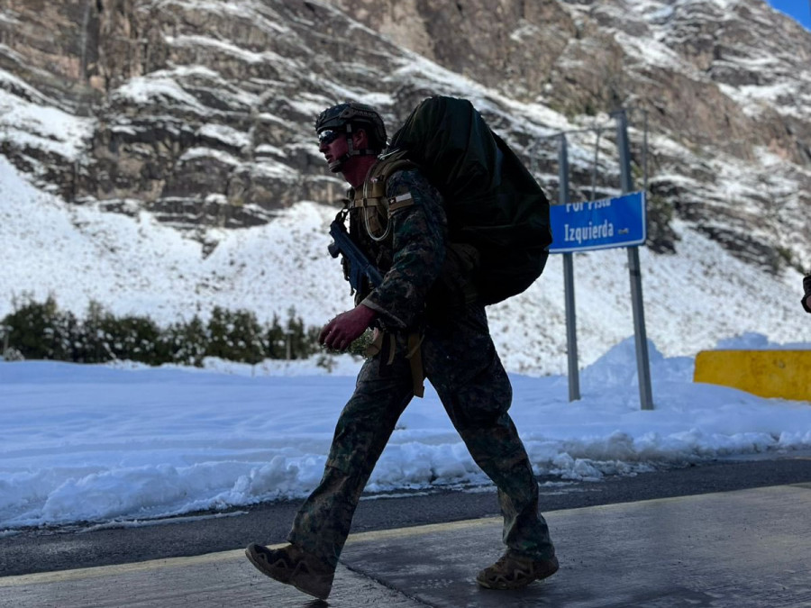 Postulante al Curso de Montaña 2024 en la prueba de marcha con equipo de combate Firma Ejército de Chile