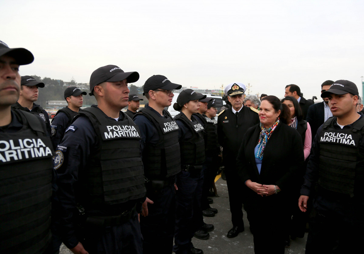 Ceremonia simbu00f3lica de la promulgaciu00f3n de la Ley que aumente el nu00famero de oficiales de la planta Litoral de la Armada de Chile  Firma Ministerio de Defensa Nacional de Chile 005