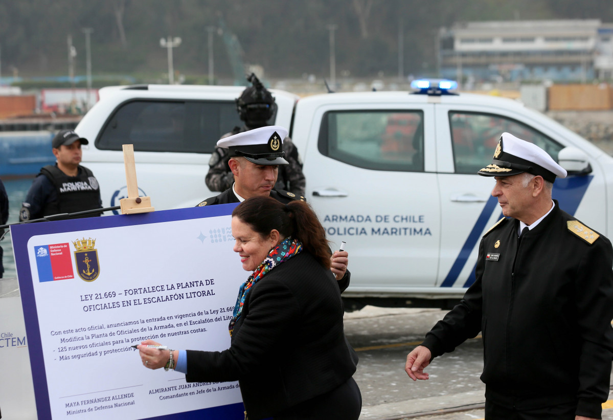 Ceremonia simbólica de la promulgación de la Ley que aumente el número de oficiales de la planta Litoral de la Armada de Chile  Firma Ministerio de Defensa Nacional de Chile 006