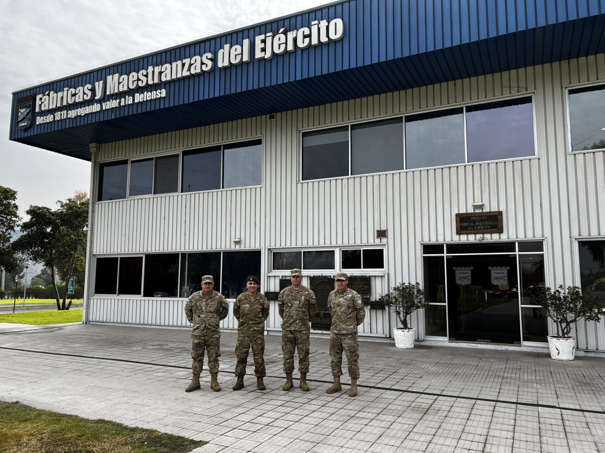 El teniente coronel Nazareno en las instalaciones de Talagante Firma Famae