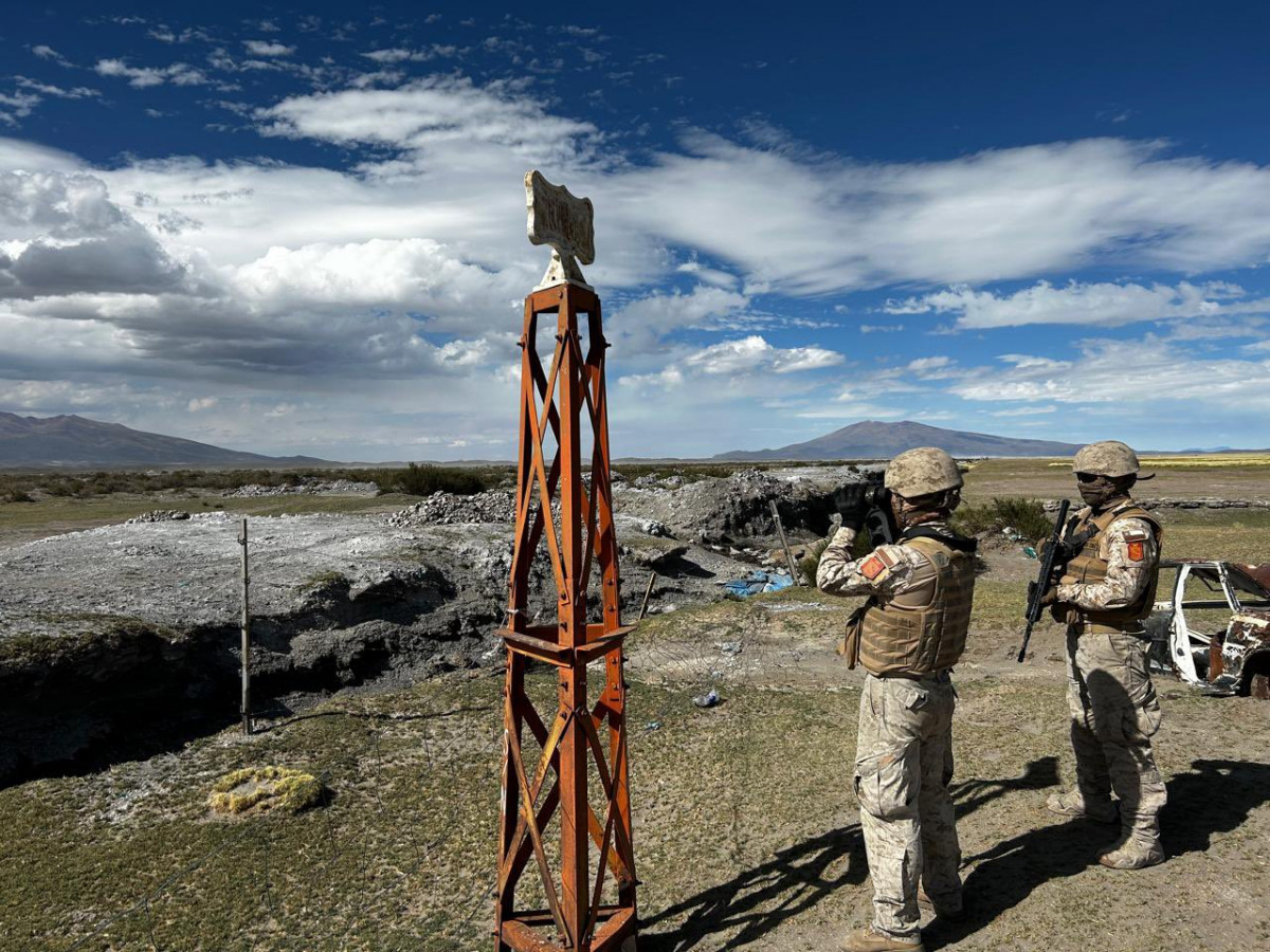 Personal del Ejército de Chile realizando controles en el sector de Pisiga Baquedano para evitar ingreso por pasos no habilitados Firma Jefatura de Área Fronteriza Tarapacá