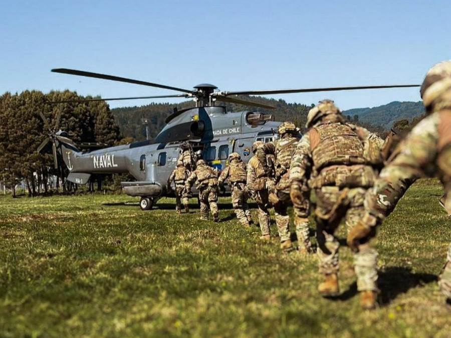 Personal militar desplegado en la Macrozona Sur realizan ejercicio de inserción aerotransportado con un helicóptero transporte Airbus AS332L Super Puma de la Aviación Naval de la Armada de Chile Fi