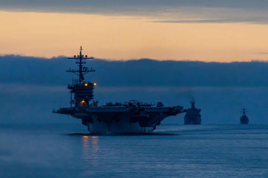 El portaaviones USS George Washington (CVN 73) navegando por las aguas del Estrecho de Magallanes Firma Armada de Chile