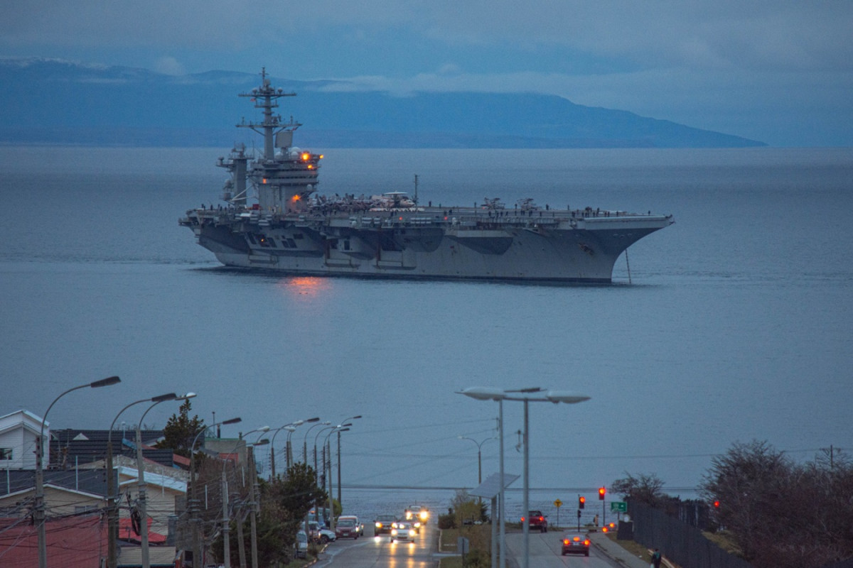 Portaaviones USS George Washington (CVN 73) en la bahu00eda de Punta Arenas Firma Armada de Chile