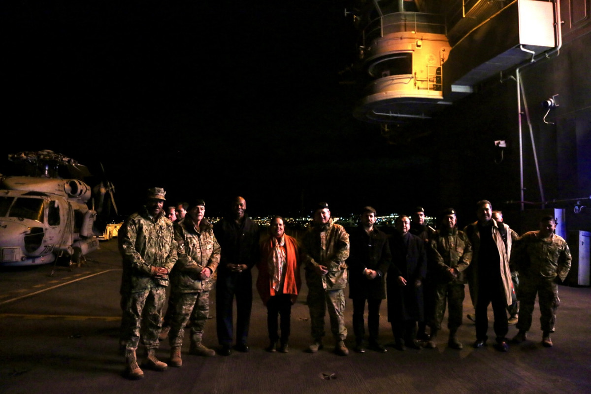 La ministra Maya Fernu00e1ndez en la cubierta de vuelo del portaaviones USS George Washington (CVN 73) Firma Armada de Chile