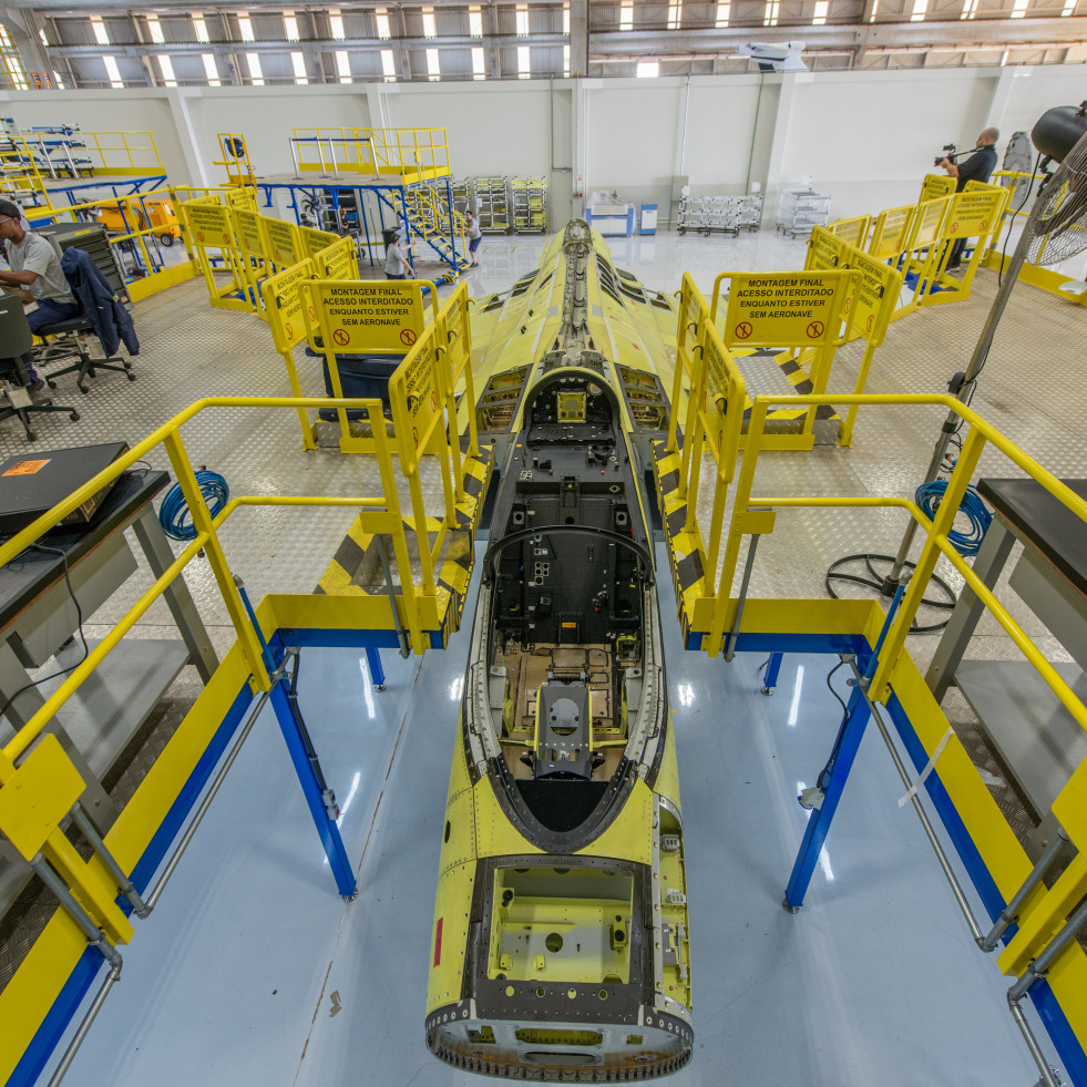 01. Primeiro caça Gripen produzido no Brasil entra na montagem final