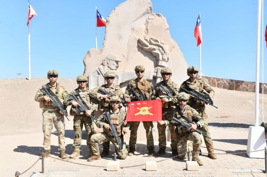 Patrulla de la VI División de Ejército en la cima del morro de Arica Firma Ejército de Chile