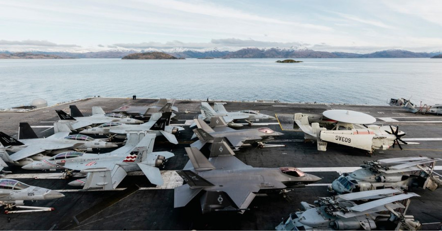 Aviones F 18 Super Hornet F 35C Lightning II en la cubierta de vuelo del USS George Washington en su cruce por el Estrecho de Magallanes Firma  Mass Communication Specialist 3rd Class August Clawson U