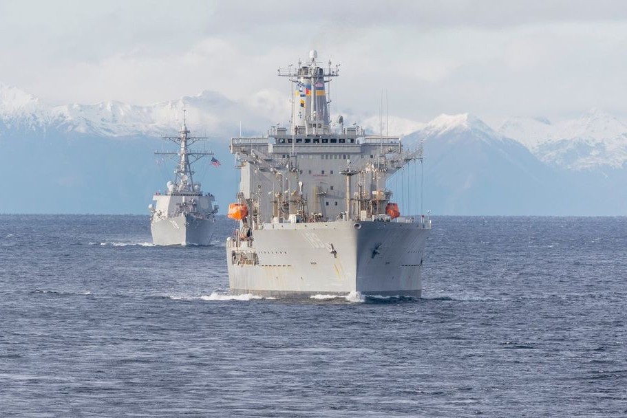 Petrolero de flota USNS John Lenthall (T AO 189) y destructor USS Porter (DDG 78) Firma Mass Communication Specialist 3rd Class August Clawson US Navy