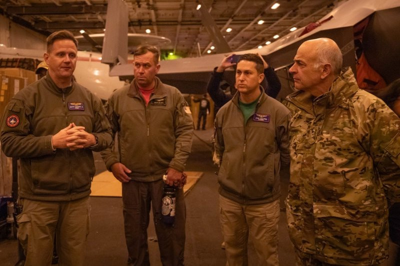 Almirante De la Maza en el portaaviones USS George Washington (CVN 73) Firma Armada de Chile