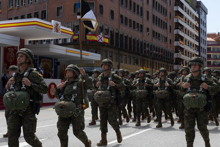 Paracaidista desfile difas