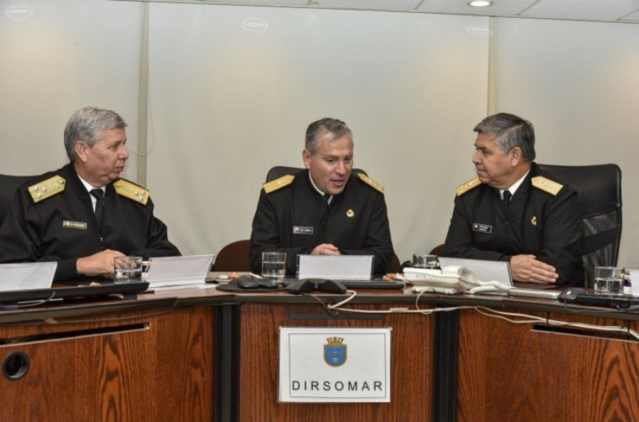 El vicealmirante Colunge en su visita a la Dirección de Seguridad de Operaciones Marítimas Firma Armada de Chile