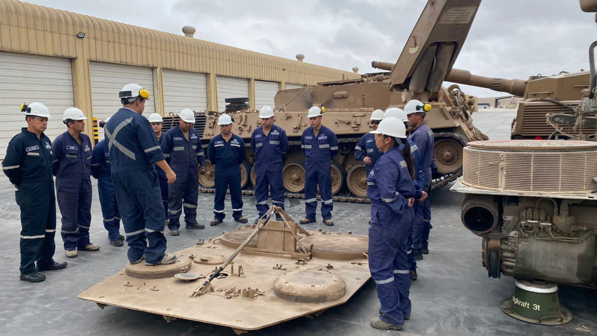 Alumnos reciben instrucciu00f3n en el curso  Firma Eju00e9rcito de Chile