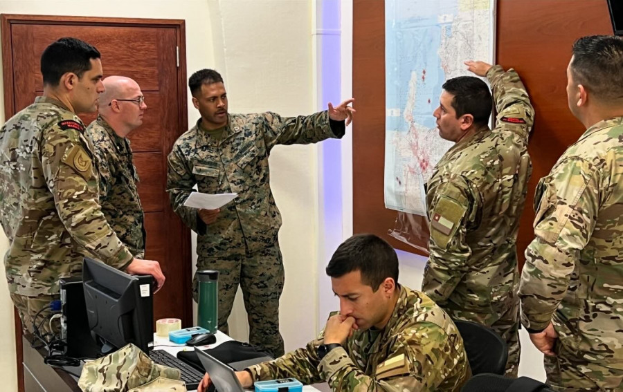 Infantes de Marina de Chile y Estados Unidos en la Academia de Guerra Naval Firma Marforsouth