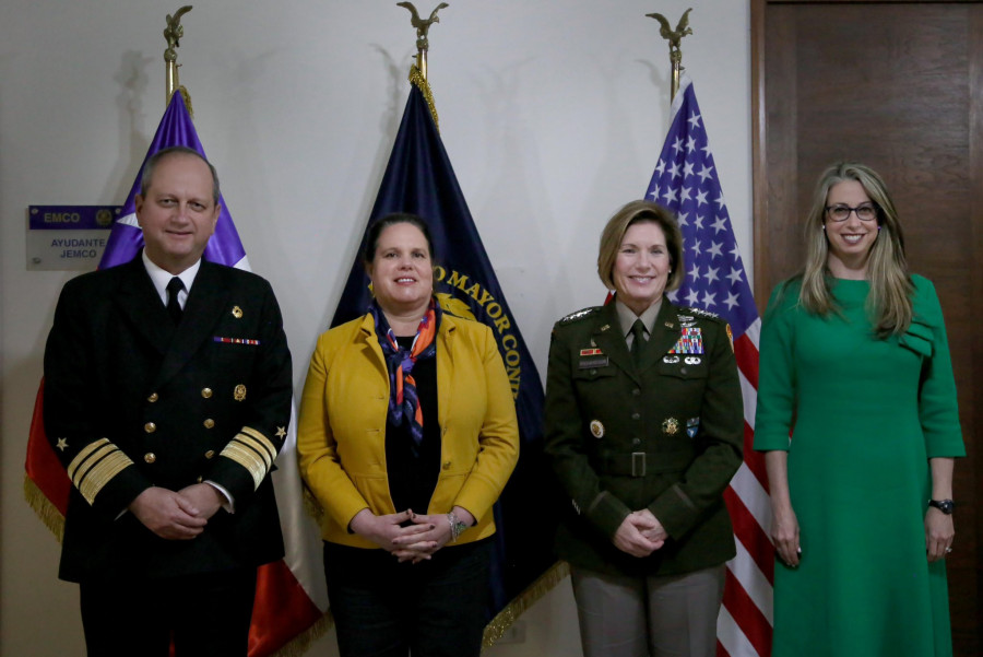 Vicealmirante Pablo Niemann ministra Maya Fernández general Laura Richardon y embajadora Bernadette Meehan Firma Ministerio de Defensa Nacional de Chile