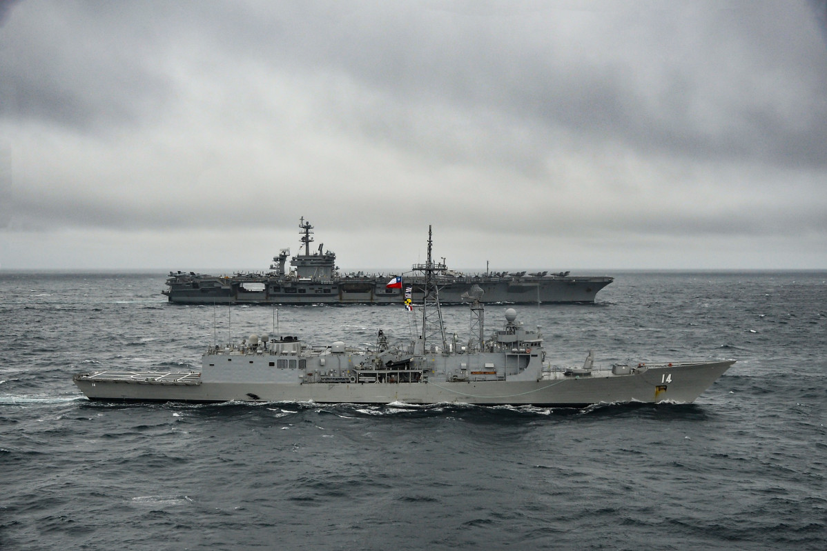 La fragata antiaérea FFG 14 Almirante Latorre y el portaaviones USS George Washington (CVN 73) navegando en el sur del país Firma Armada de Chile