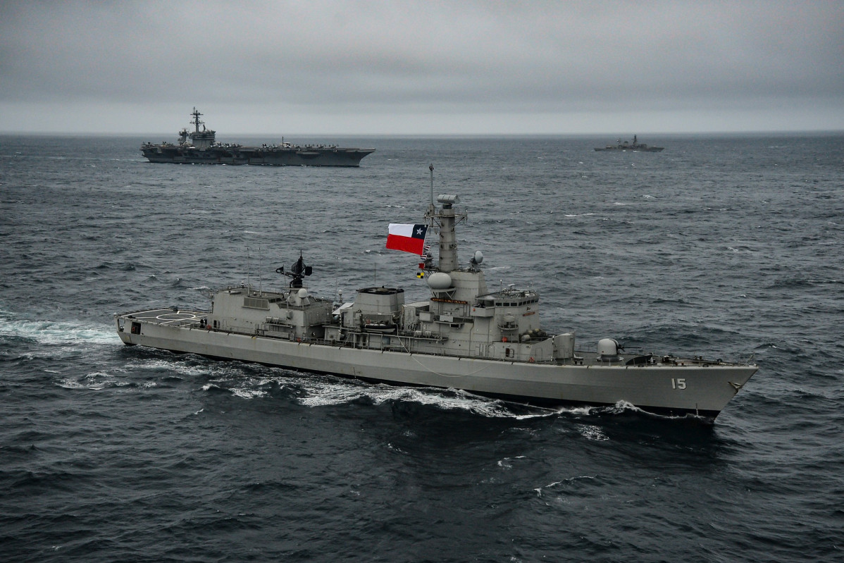 Fragata Almirante Blanco Encalada y portaaviones USS George Washington Firma Armada de Chile