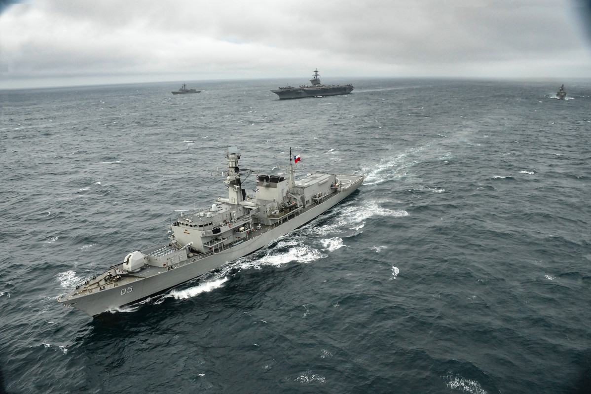 La fragata Almirante Condell navegando por la amura de babor del portaaviones USS George Washington Firma Armada de Chile