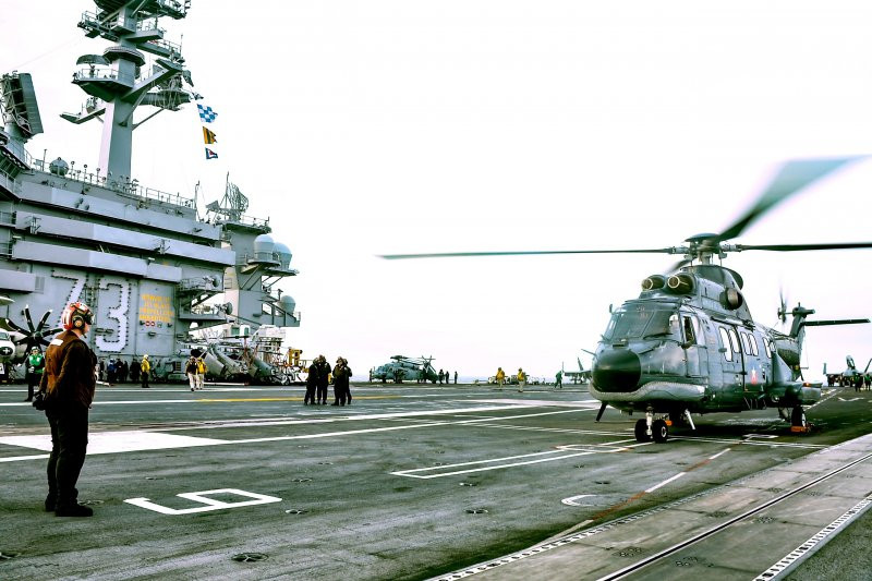 Helicu00f3ptero Super Puma a bordo del portaaviones USS Goerge Washington (CVN 73) Firma Armada de Chile