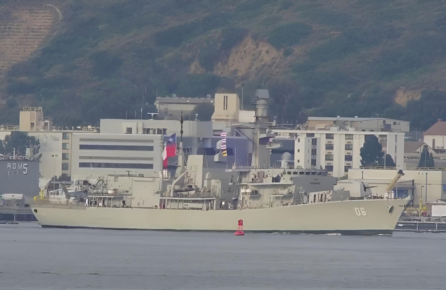 Fragata FF 06 Almirante Condell de la Armada de Chile ingresando a la base naval de San Diego Firma San Diego Web Cam