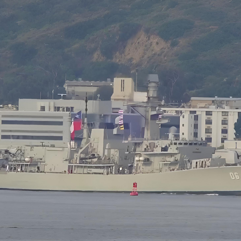 Fragata FF 06 Almirante Condell de la Armada de Chile ingresando a la base naval de San Diego Firma San Diego Web Cam