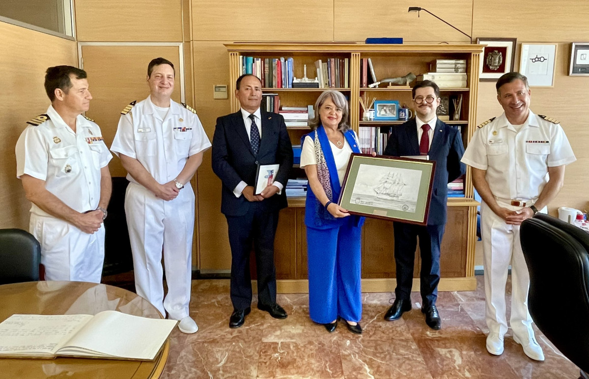 La subdelegada Blanca Flores recibe en una de las actividades protocolares al embajador chileno Javier Velasco y el comandante Francisco Mu00e9ndez  del buque escuela Esmeralda  Firma Subdelegaciu00f3n de Cadiz