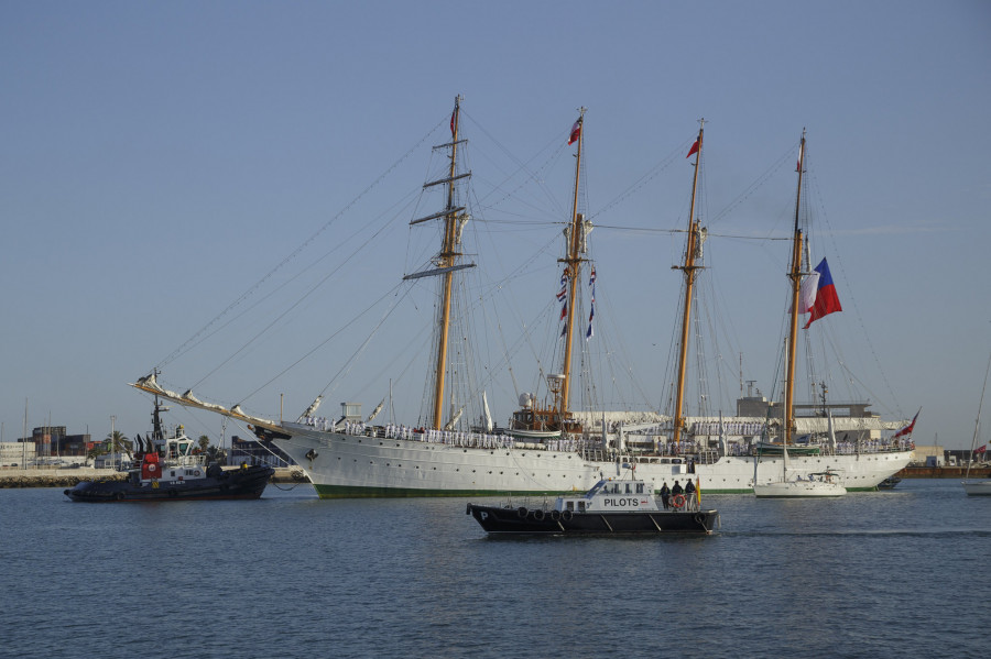 Arribo del buque escuela Esmeralda de la Armada de Chile al muelle Victoria Firma Autoridad Portuaria de la Bahía de Cádiz