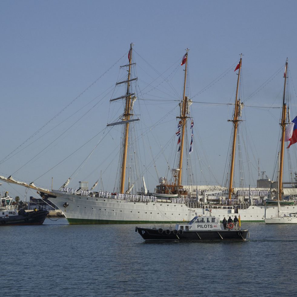 Arribo del buque escuela Esmeralda de la Armada de Chile al muelle Victoria Firma Autoridad Portuaria de la Bahía de Cádiz