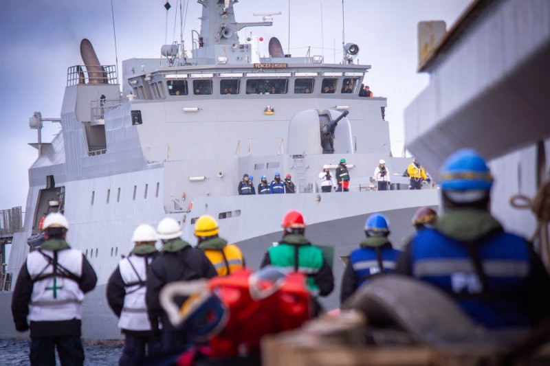 Maniobra de remolque entre el ATF 60 Lientur y el OPV 83 Marinero Fuentealba Firma Armada de Chile