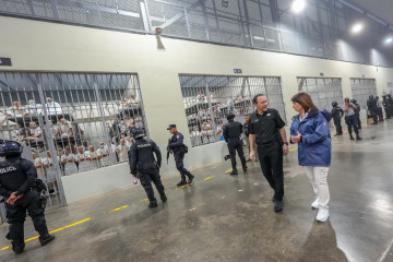 Ministra de Seguridad de Argentina junto a su homólogo salvadoreño en la mega cárcel para criminales pandilleros