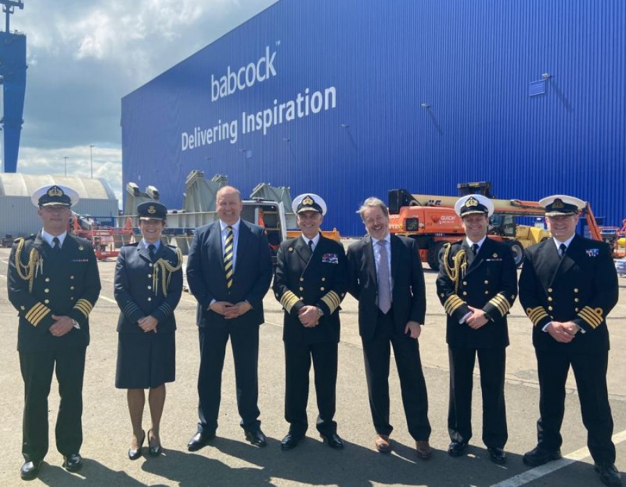 Almirante Juan Andrés De la Maza en su visita a Rosyth Firma Babcock International