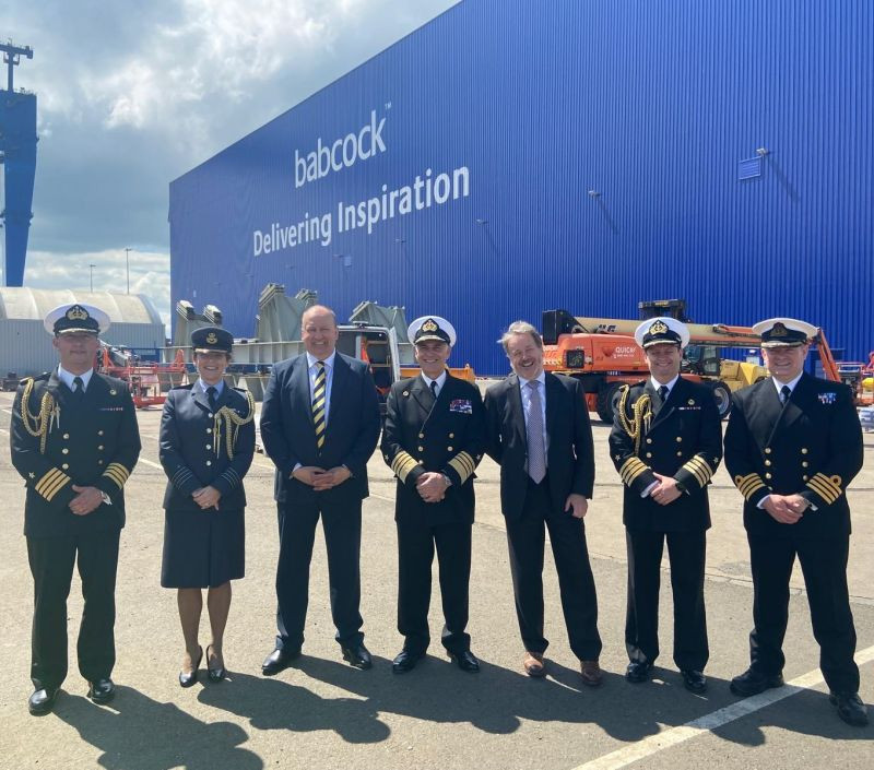 Almirante Juan Andrés De la Maza en su visita a Rosyth Firma Babcock International