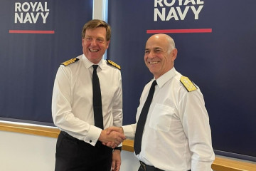 El almirante sir Ben Key de la Royal Navy saluda al almirante Juan Andrés De la Maza de la Armada de Chile Firma UK Defence in Chile