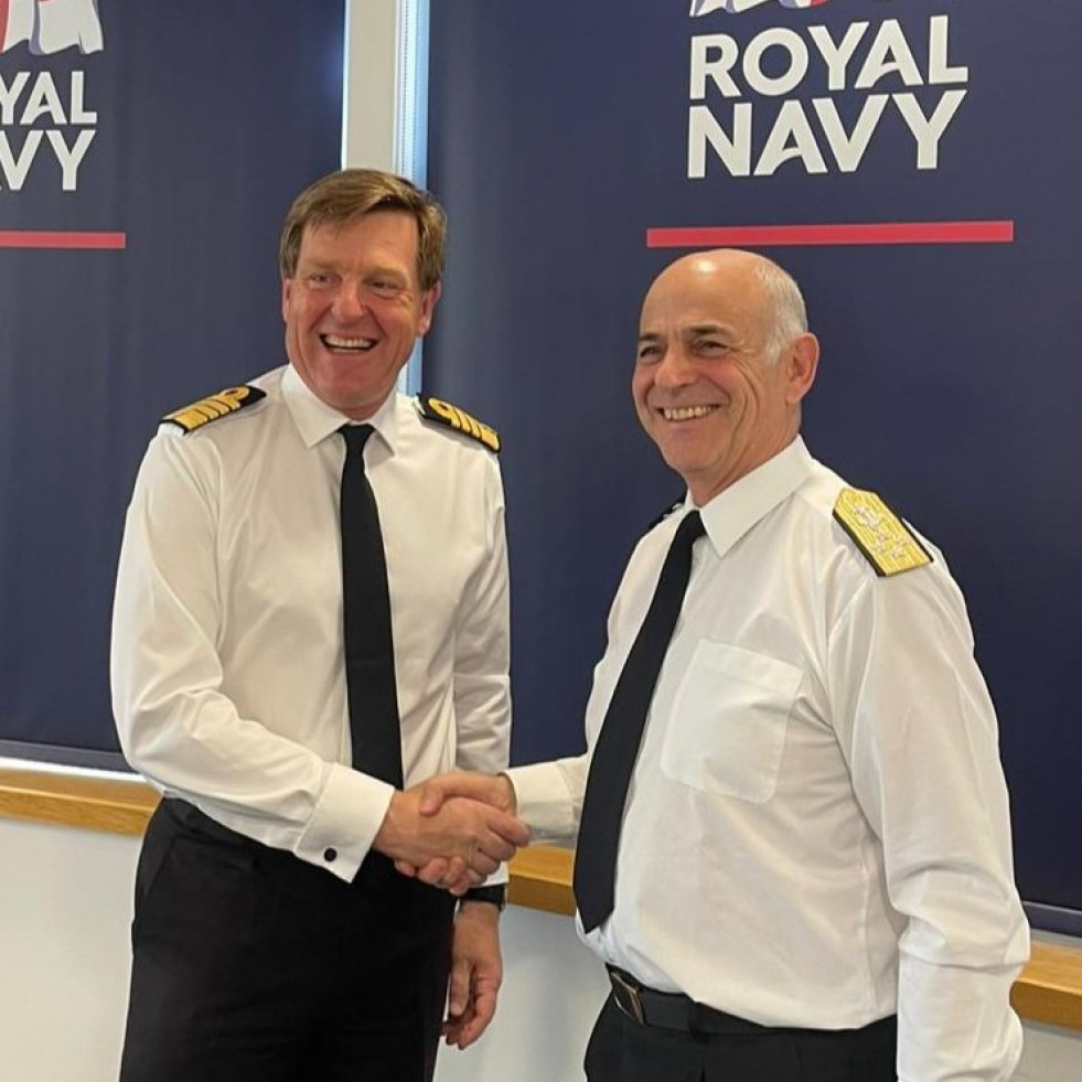 El almirante sir Ben Key de la Royal Navy saluda al almirante Juan Andrés De la Maza de la Armada de Chile Firma UK Defence in Chile