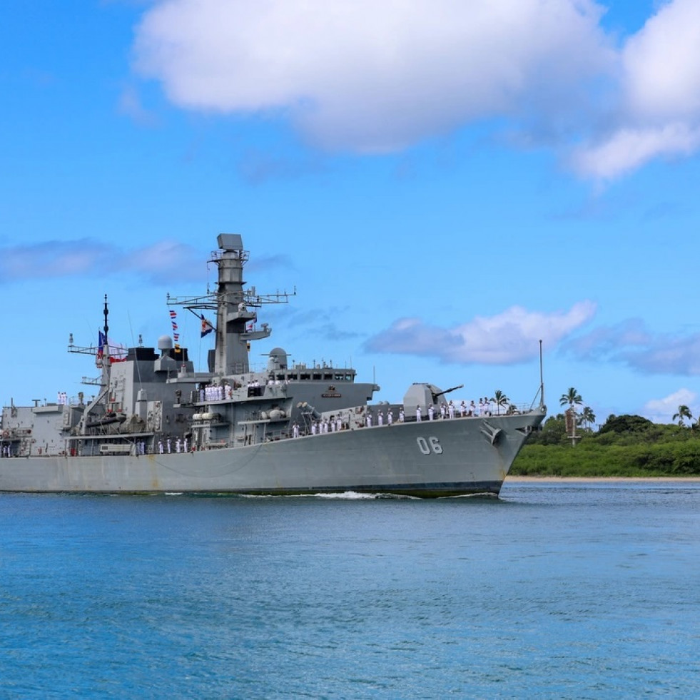 La fragata antisubmarina Type 23 FF 06 Almirante Condell ingresando a Pearl Harbor Firma Mass Communication Specialist 2nd Class Courtney Strahan US Navy