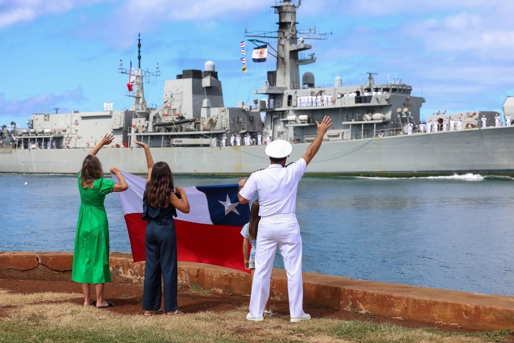 El capitu00e1n de navu00edo Jorge Vergara saluda con la bandera chilena a la tripulaciu00f3n de la fragata FF 06 Almirante Condell a su arribo a Hawaii Firma Mass Communication Specialist 2nd Class Courtney Strahan US Navy